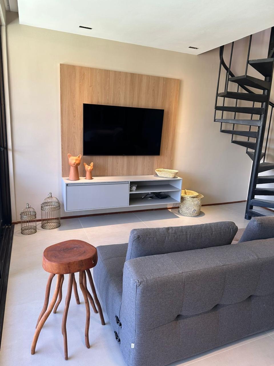 Naay Villas, sala com TV e escada para o rooftop, foto 6